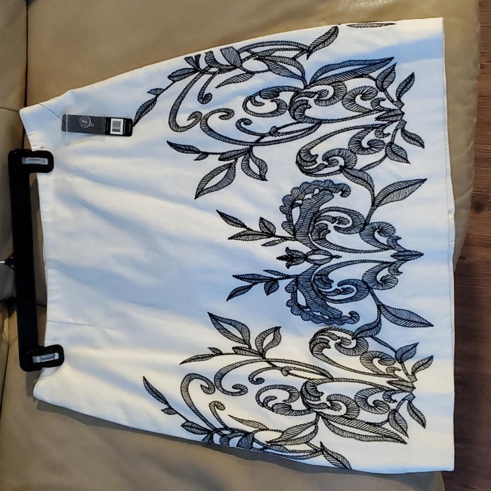 Pretty white skirt with embroidery